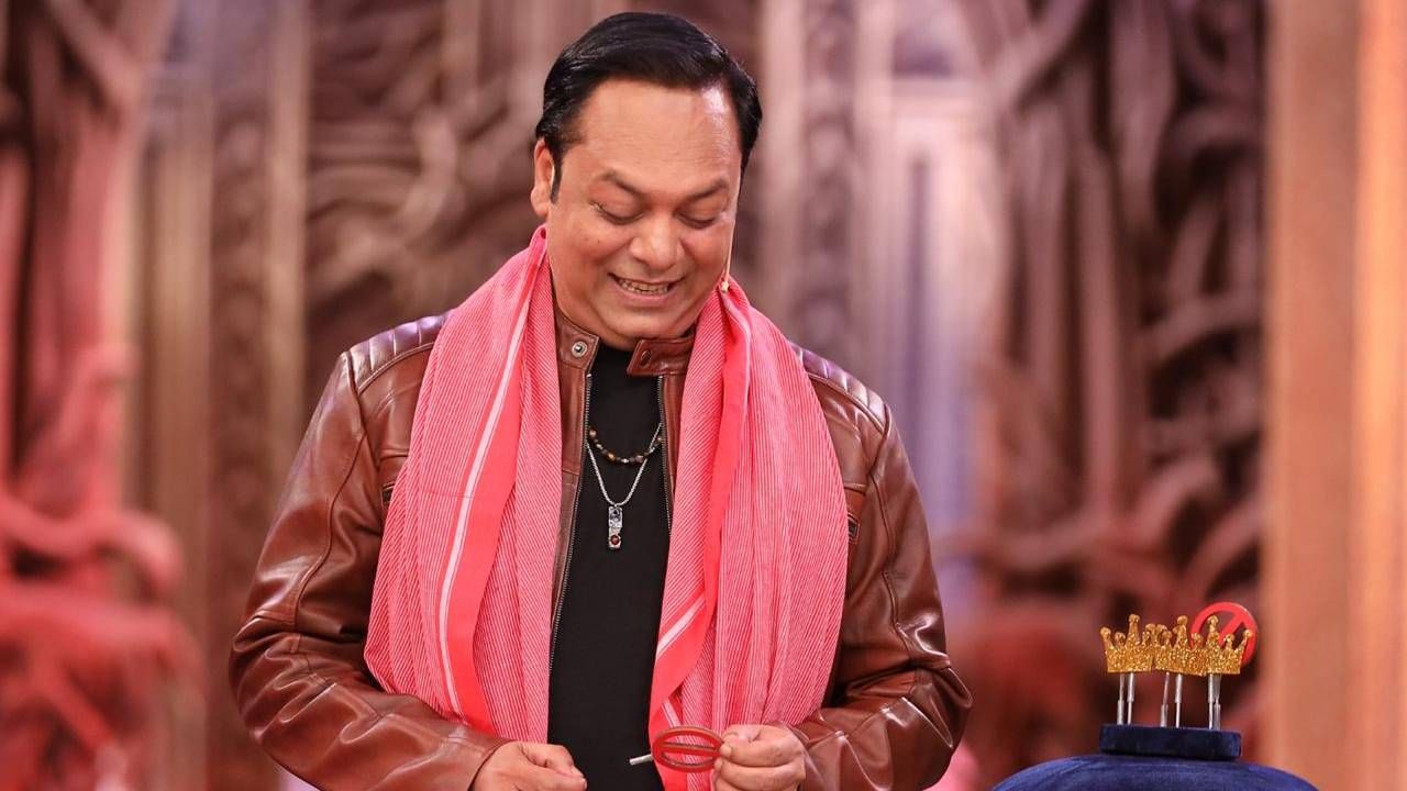 ‘गँग्स ऑफ वासेपूर २’ या वेब सीरिजमध्ये ‘डेफिनिट’ हे पात्र साकारणारा अभिनेता झिशान कादरी बिग बॉसच्या घरात दिसणार आहे. त्याची या सीरिजमधील भूमिका प्रेक्षकांच्या विशेष पसंतीला उतरली होती. 