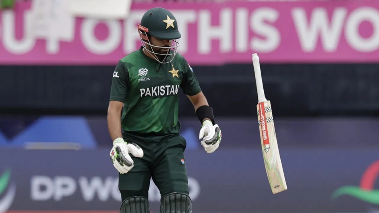 पाकिस्तानचा अनुभवी फलंदाज बाबर आझम गेल्या काही महिन्यांपासून टी 20i संघापासून दूर आहे. बाबरला गेल्या 3 टी 20i मालिकांमध्ये संघात स्थान देण्यात आलं नाही. त्यामुळे बाबरला आशिया कपसाठी संधी मिळणं अवघड असल्याचं चित्र आहे. (Photo Credit : PTI)