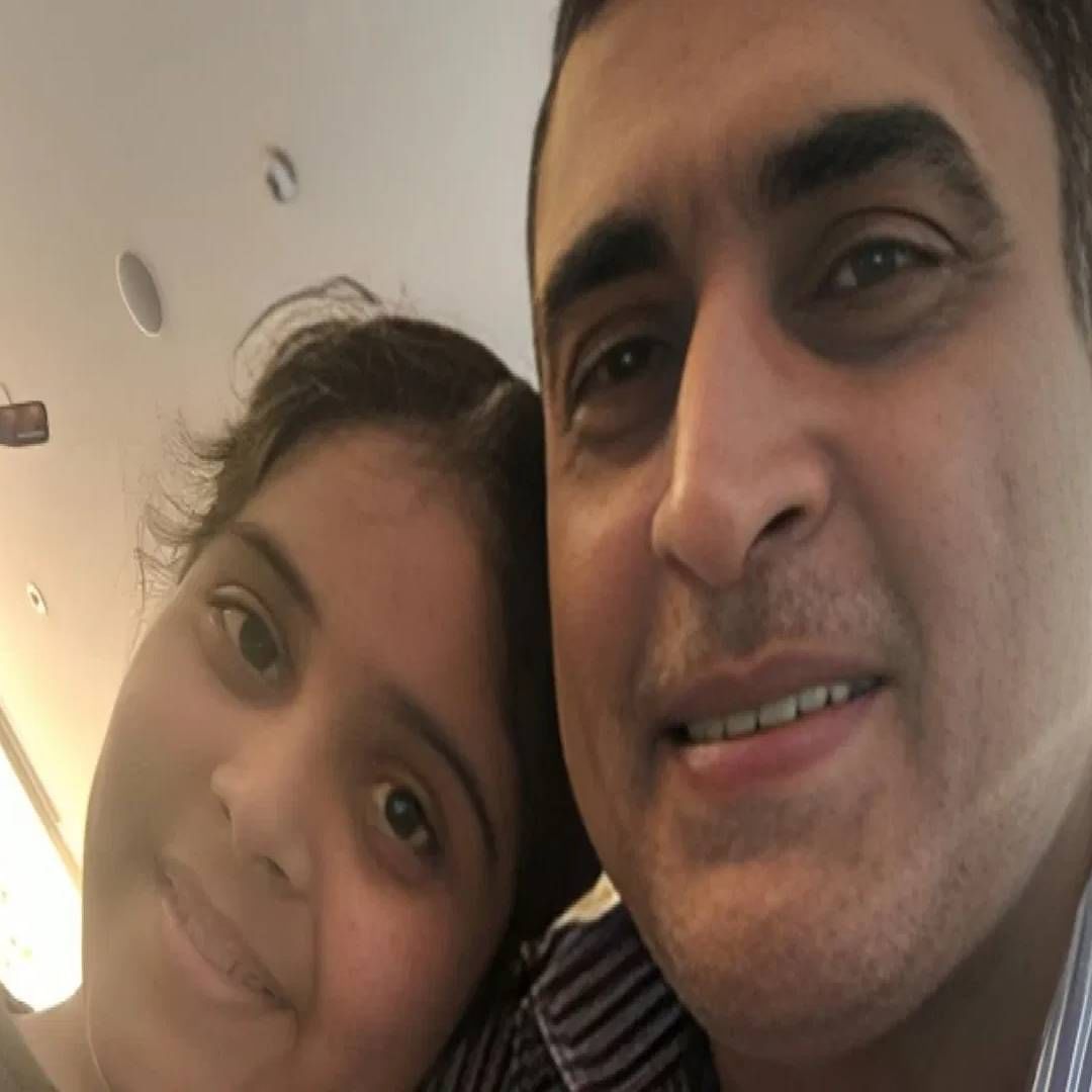 मोहनीश बहल हे बॉलिवूडमधलं एक मोठ नाव आहे. फक्त दर्जेदार चित्रपटच नाही, प्रसिद्ध सीरियल्समध्ये सुद्धा त्याने लोकांच्या लक्षात राहतील अशा भूमिका केल्या आहेत. मोहनीश एक कमाल अभिनेता आहे. मोहनीशने टीव्ही इंडस्ट्रीवर सुद्धा एक छाप उमटवली. त्याची एक वेगळी पर्सनॅलिटी आहे. जी फॅन्सना खूप आवडते. 