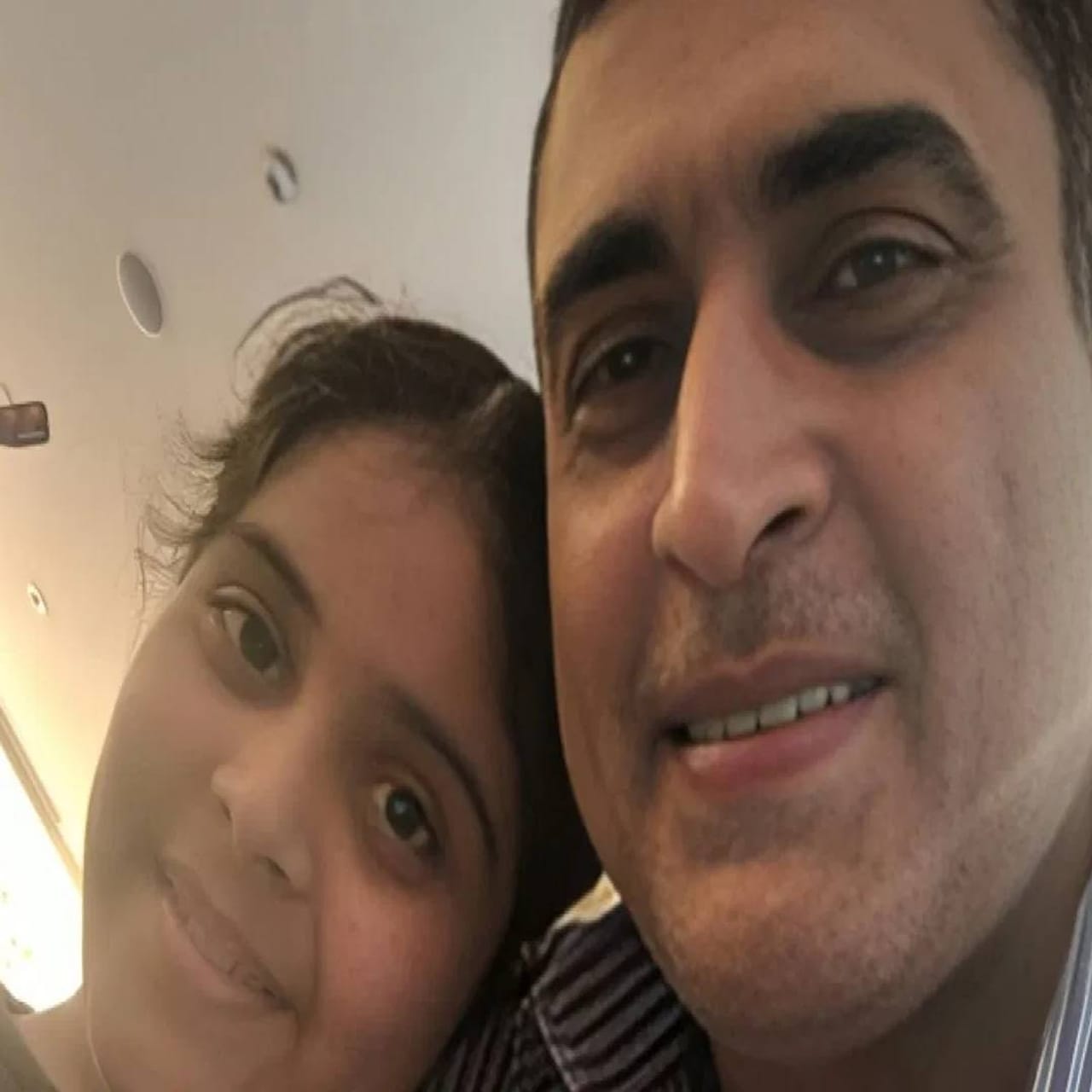 मोहनीश बहल हे बॉलिवूडमधलं एक मोठ नाव आहे. फक्त दर्जेदार चित्रपटच नाही, प्रसिद्ध सीरियल्समध्ये सुद्धा त्याने लोकांच्या लक्षात राहतील अशा भूमिका केल्या आहेत. मोहनीश एक कमाल अभिनेता आहे. मोहनीशने टीव्ही इंडस्ट्रीवर सुद्धा एक छाप उमटवली. त्याची एक वेगळी पर्सनॅलिटी आहे. जी फॅन्सना खूप आवडते. 