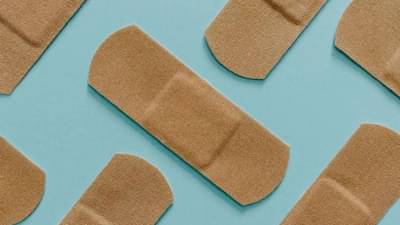 बॅन्डेज फक्त जखमेवर नाही, या 6 कमाल कामांसाठीही वापरता येतं