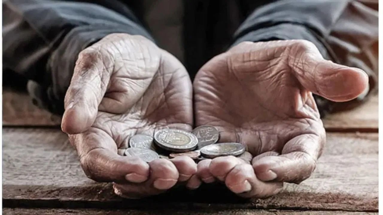 भिकाऱ्यांबद्दल सांगायचं झालं तर, पश्चिम बंगाल अव्वल स्थानावर आहे. येथे 81 हजार 244 भिकारी आहेत, जे देशातील इतर राज्यांच्या तुलनेत सर्वाधिक आहे. पश्चिम बंगालनंतर उत्तर प्रदेश आहे, जिथे  65 हजार 853 भिकारी आहेत. त्यानंतर आंध्र प्रदेश, बिहार, मध्य प्रदेश आणि राजस्थानचा क्रमांक लागतो.