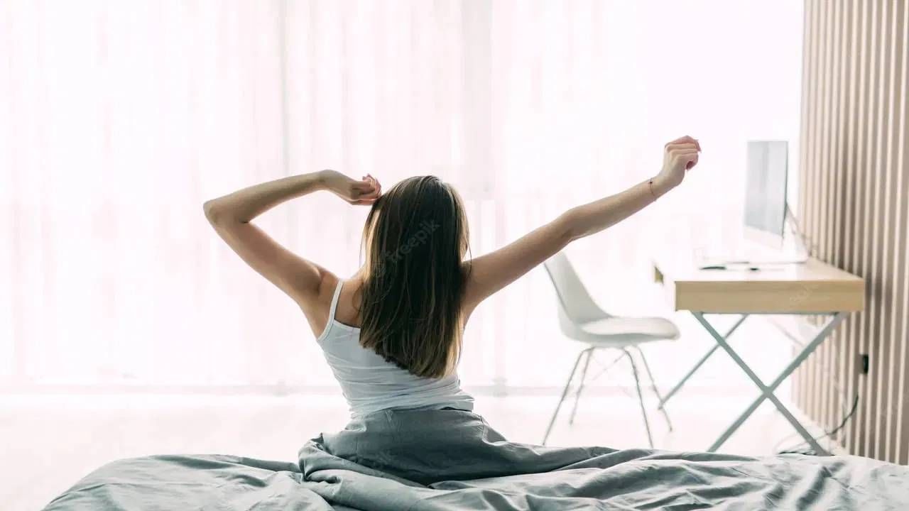 वैज्ञानिक आणि झोप तज्ज्ञांच्या मते, सकाळी लवकर उठणे आरोग्यासाठी फायदेशीर आहे. जेव्हा तुम्ही सूर्योदयाच्या आसपास जागे होता, तेव्हा तुमच्या शरीराची जैविक घड्याळ, म्हणजेच सर्केडियन रिदम, त्याच्याशी सुसंगत राहते. हे नैसर्गिक चक्र तुमच्या शरीरातील हार्मोन्स, ऊर्जा पातळी आणि मानसिक आरोग्य संतुलित ठेवते. रात्री उशिरापर्यंत जागरणे केल्याने तुमच्या शरीराच्या नैसर्गिक घड्याळाचा समतोल बिघडतो, ज्यामुळे आरोग्याच्या अनेक समस्या उद्भवू शकतात.