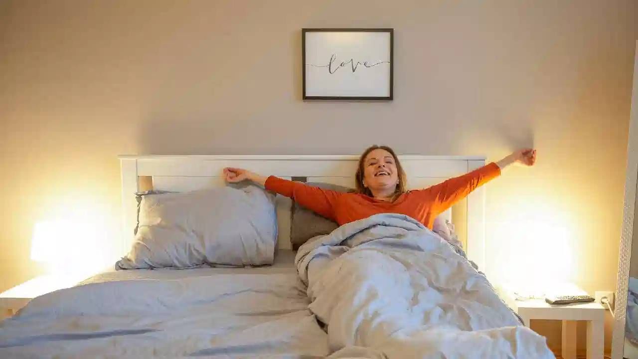 तज्ज्ञांच्या मते, जे लोक सकाळी 9-10 वाजेपर्यंत झोपतात, त्यांना दिवसभर सुस्ती, चिडचिडेपणा आणि एकाग्रतेची कमतरता जाणवू शकते. उशिरा उठणे तुमच्या खाण्यापिण्याच्या, कामाच्या आणि झोपण्याच्या वेळा बिघडवते, ज्यामुळे शरीराची जैविक घड्याळ असंतुलित होते. यामुळे लठ्ठपणा, मधुमेह, हृदयविकार आणि मानसिक आरोग्याच्या समस्या उद्भवू शकतात. प्रत्येक व्यक्तीची जैविक घड्याळ थोडी वेगळी असते, परंतु संशोधन दर्शवते की जे लोक सूर्योदयाच्या आसपास उठतात, ते अधिक सक्रिय, सकारात्मक आणि मानसिकदृष्ट्या संतुलित असतात.