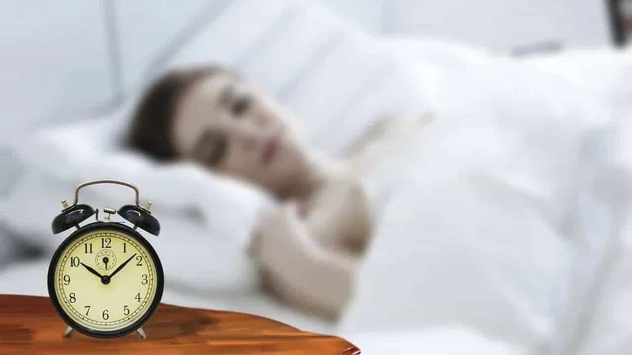 सकाळी लवकर उठणे आरोग्यासाठी लाभदायक आहे. बरेच लोक सकाळी 4-5 वाजता उठून मॉर्निंग वॉकसाठी जातात. लवकर उठल्याने सकाळच्या शांत वातावरणात निसर्गाचा आनंद घेता येतो आणि गर्दीपासून मुक्ती मिळते. मात्र, आजच्या काळात अनेक लोक रात्री उशिरापर्यंत काम करतात आणि 11-12 वाजता झोपतात. याचा त्यांच्या आरोग्यावर वाईट परिणाम होतो. अशा परिस्थितीत प्रश्न पडतो की, सकाळी किती वाजता उठल्याने शरीर निरोगी राहण्यास मदत होऊ शकते? चला, विज्ञान याबाबत काय सांगते ते जाणून घेऊ.