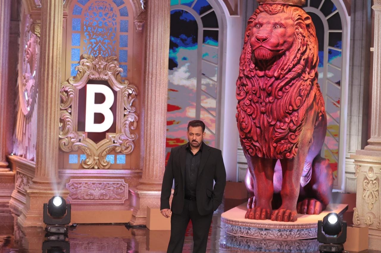 यंदाच्या सीझनमध्ये अनेक महत्त्वाचे बदल करण्यात आले आहे. घरातील बरेच निर्णय सदस्यांच्या हाती सोपवण्यात आले आहेत.बिग बॉसने सलमानला सांगितले की यावेळी तो कोणालाही थांबवणार नाही. स्पर्धकांना त्यांचे सर्व प्रश्न स्वतः सोडवावे लागणार आहेत. घरात लोकशाही असेल, म्हणजेच स्पर्धकच सर्वकाही ठरवतील.