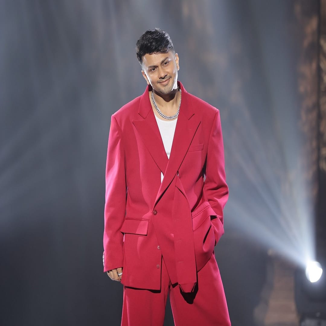 आवाज दरबार हा एक लोकप्रिय सोशल मीडिया इन्फ्लुएंसर आणि डान्सर आहे, त्याचे इंस्टाग्रामवर 30 दशलक्षाहून अधिक फॉलोअर्स आहेत. त्याने करोनाच्या काळात टिकटॉक डान्स व्हिडीओ शेअर करून त्याच्या कारकिर्दीची सुरुवात केली.