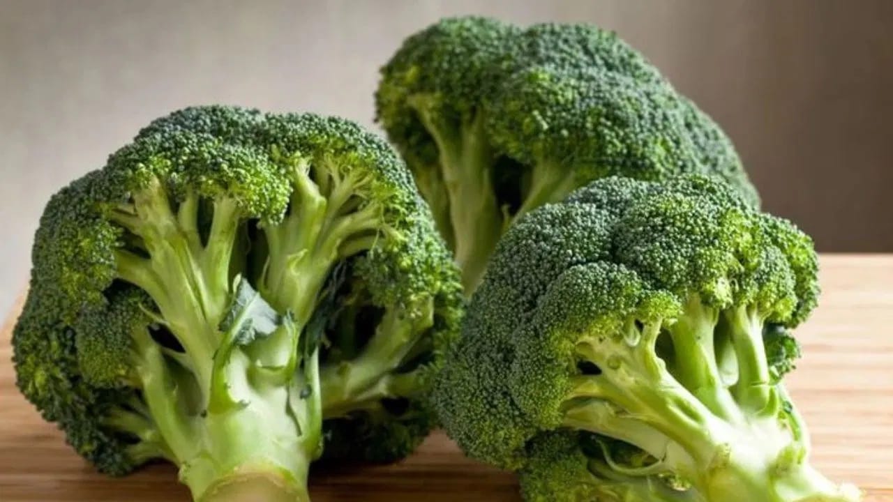 थायरॉईड प्रॉब्लेम (हायपोथायरॉईडिझम) असलेल्या महिला: ब्रोकोलीमध्ये गॉयट्रोजेन्स असतात जे थायरॉईड ग्रंथीच्या कार्यात अडथळा आणू शकतात.
