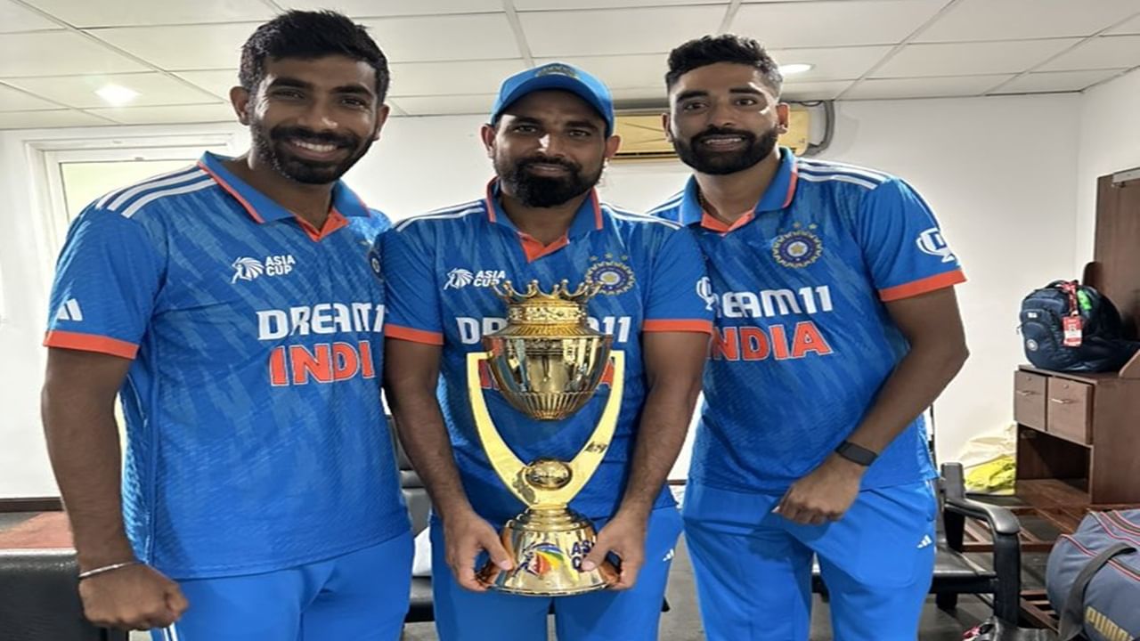 आशिया कप 2025 स्पर्धेला 1984 पासून सुरुवात झाली. तेव्हापासून भारताने एकूण 8 वेळा आशिया कप ट्रॉफी जिंकण्याची कामगिरी केली आहे. भारताला महेंद्रसिंह धोनी, रोहित शर्मा आणि या व्यतिरिक्त 3 दिग्गज कर्णधारांनी त्यांच्या नेतृत्वात भारताला आशिया कपमध्ये विजयी केलं आहे. (Photo Credit : @MdShami11 X Account)