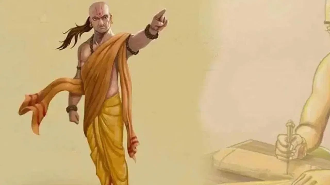 चाणक्य नितीनुसार, एका समजुतदार महिलेत बचत करण्याचा गुण असायला हवा. कठीण काळात फक्त वाचवलेले पैसेच कामी येतात, हे त्या महिलेला माहित असावं. महिलेचा हा गुण तिच्या कुटुंबासाठी आर्थिक संकटात असताना फायदेशीर ठरु शकतो. (Photo Credit : Tv9 Bharatvarsh)