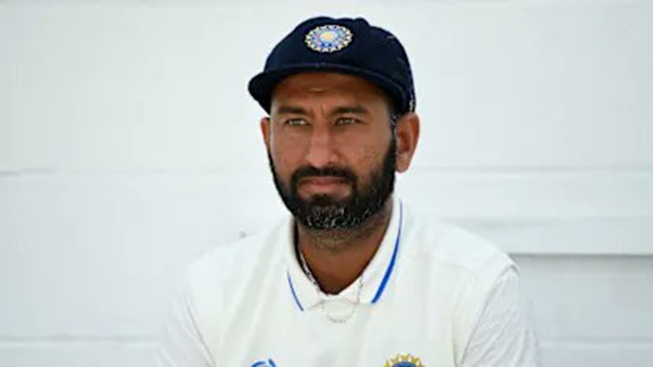 चेतेश्वर पुजाराने 24 ऑगस्टला आंतरराष्ट्रीय क्रिकेटला अलविदा केला. पुजाराच्या निवृत्तीनिमित्ताने त्याने कसोटी क्रिकेटमध्ये केलेल्या काही विक्रमांबाबत जाणून घेऊयात. पुजारा भारतासाठी एका डावात सर्वाधिक चेंडू खेळणारा फलंदाज आहे. पुजाराने 16 मार्च 2017 रोजी ही कामगिरी केली होती. पुजारा रांचीत ऑस्ट्रेलिया विरुद्ध 672 मिनिटं खेळला. या दरम्यान पुजाराने 525 चेंडूचा सामना केला. (Photo Credit : Icc X Account) 