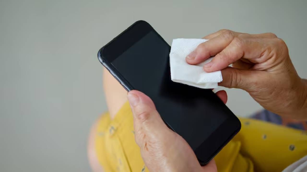 पिन वापरून फोन खराब करू नका! चार्जिंग पोर्ट साफ करण्याची ही आहे सर्वात सुरक्षित पद्धत