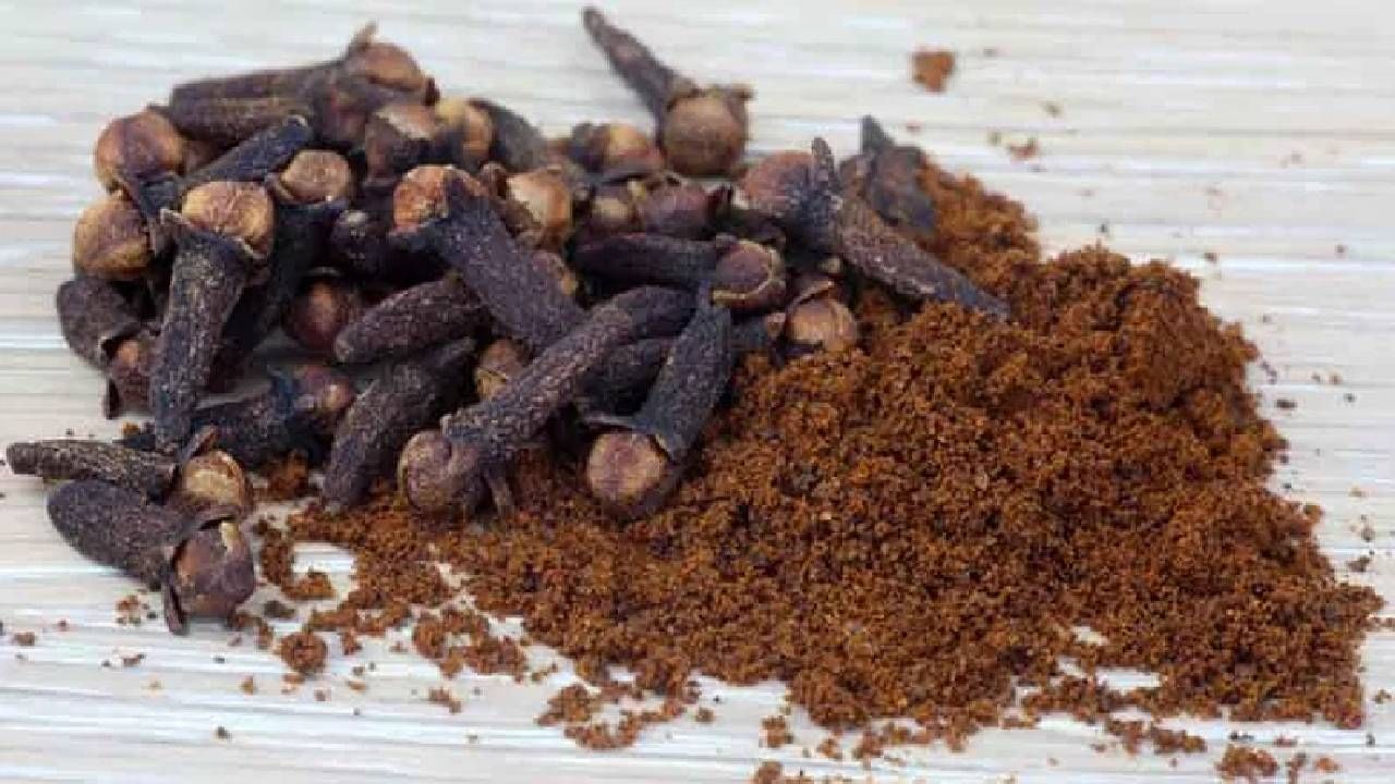 लवंगमध्ये यूजेनॉल नावाचे घटक आढळतात. हे घटक नैसर्गिक वेदना कमी करण्याचे काम करतात. विशेषतः दातदुखी किंवा डोकेदुखीच्या वेळी लवंगचे तेल लावणे किंवा लवंग चावल्याने आराम मिळतो.