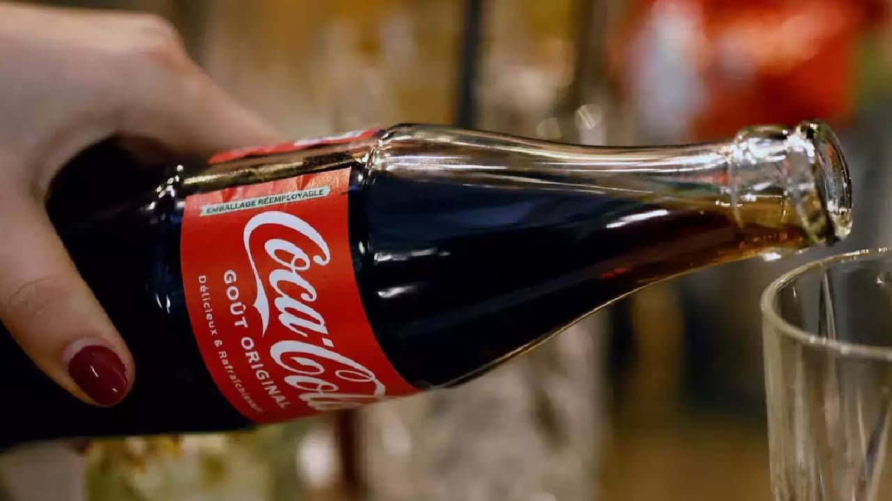 कोका कोला ही एक भारतातील आघाडीची शित पेय तयार करणारी कंपनी आहे. जी कार्बोनेटेड पेये कोक, थम्स अप, स्प्राइट, ज्यूस अशी उत्पादने तयार करते. 