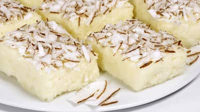 बाजारातील मिठाई सोडा, घरच्या घरी बनवा ही खास नारळ बर्फी