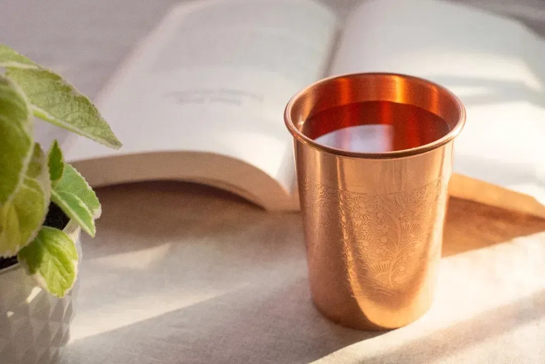 जर तुमचे केस वेळेआधीच पांढरे होत असतील, तर तुम्ही रोज सकाळी तांब्याच्या भांड्यातील पाणी तुमच्या दिनचर्येत समाविष्ट करू शकता. तांबे मेलॅनिन तयार करण्यास मदत करते, जे केसांचा नैसर्गिक रंग टिकवून ठेवते. म्हणजेच तांब्याच्या भांड्यातील पाणी पिण्याने केस वेळेआधी पांढरे होणे थांबू शकते.