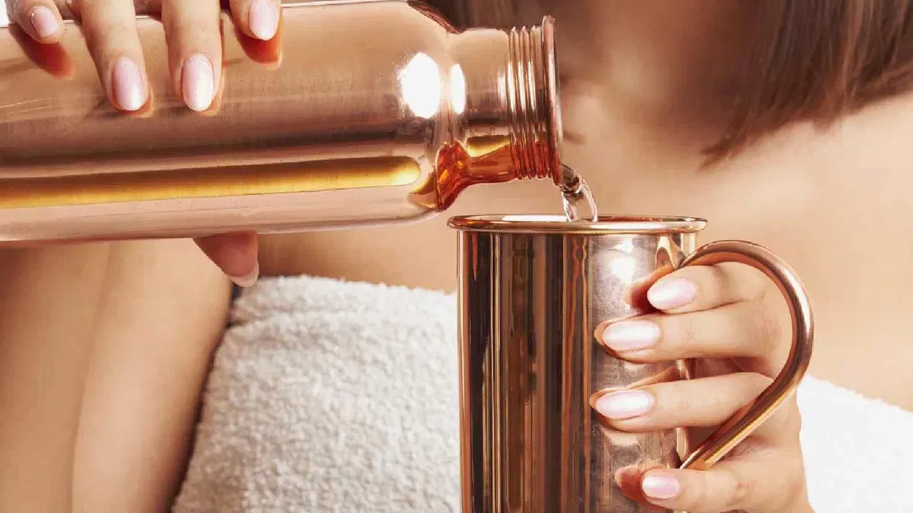 जर तुमच्या शरीरात रक्ताची कमतरता असेल, तर ही पद्धत तुमच्यासाठी उपयुक्त ठरू शकते. तांबे शरीरात लोहाचे (आयरन) चांगले शोषण करण्यास मदत करते, ज्यामुळे हिमोग्लोबिन सुधारते आणि थकवा दूर होतो.