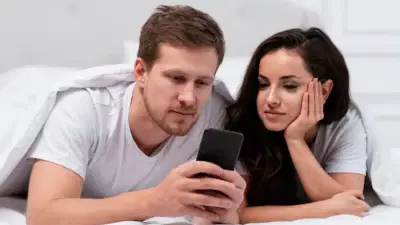 बेंचिंग ते सिच्युएशनशिपपर्यंत, आजच्या पिढीच्या नवनवीन रिलेशनशिप ट्रेंड्सची नावे जाणून घ्या