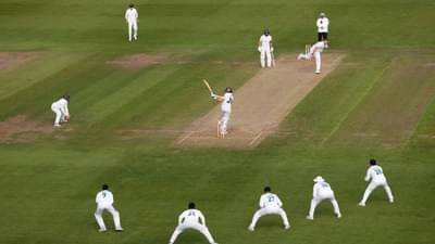 महिला क्रिकेटरला पाठवला सेक्सी फोटो, Kissing...क्रिकेट कोच कर्तव्य विसरला, नको त्या कृत्यांमुळे चर्चेत