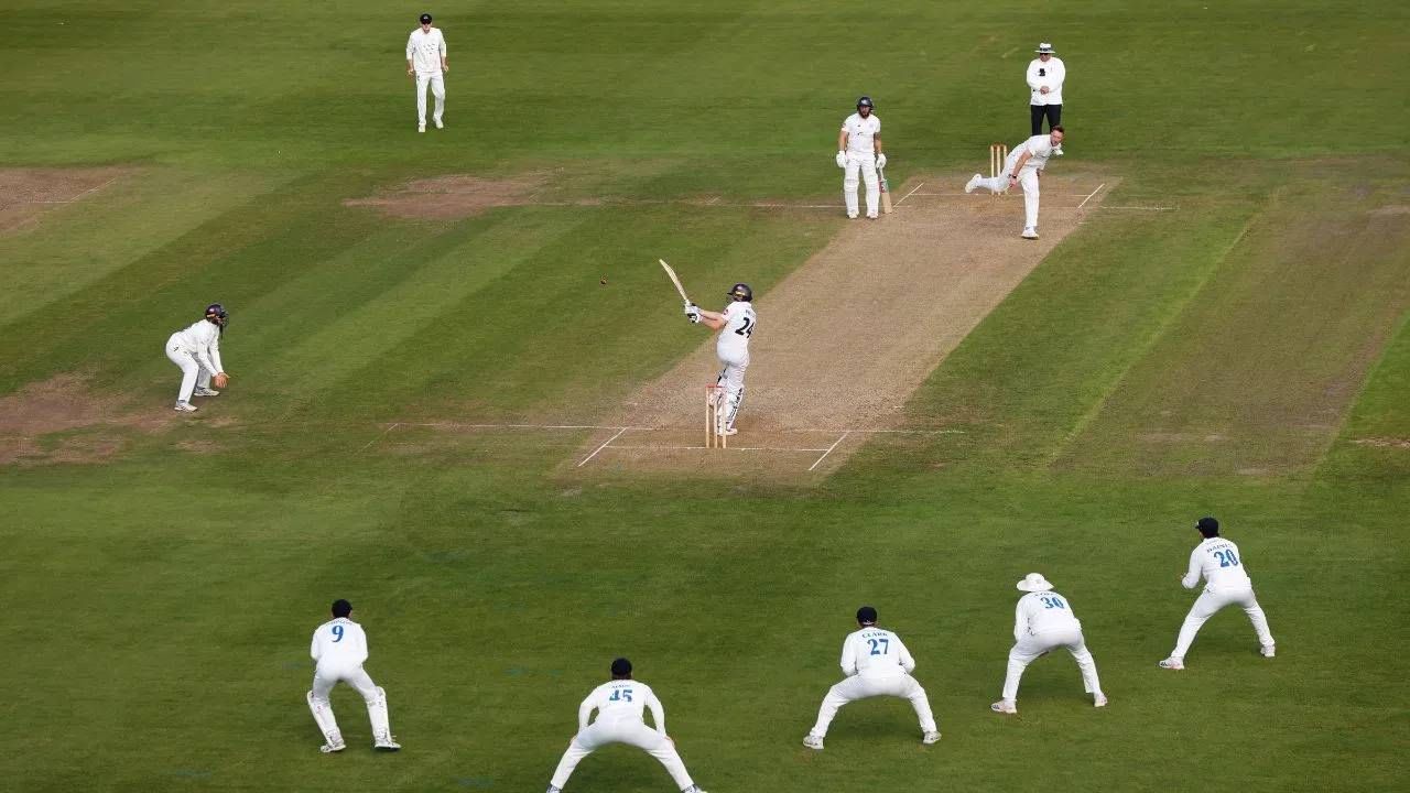 महिला क्रिकेटरला पाठवला सेक्सी फोटो, Kissing...क्रिकेट कोच कर्तव्य विसरला, नको त्या कृत्यांमुळे चर्चेत