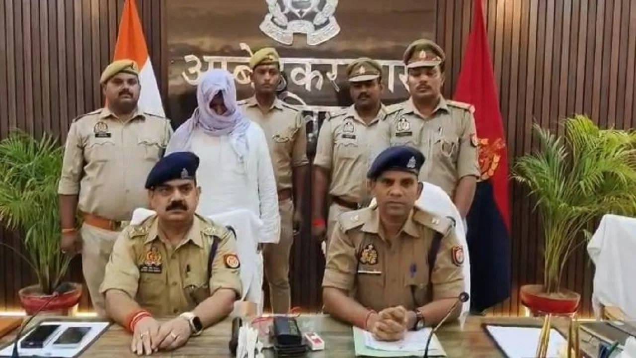 शिकवता, शिकवता विद्यार्थिनीच्या नजरेत भरला मौलवी, दोघे प्रेमसागरात असे बुडाले की, एकदिवस...