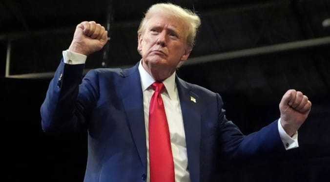 ड्रम्प यांच्या हातावरील मेकअपच्या या थराबद्दल अमेरिकेतील व्हाईट होईसचे प्रेस सेक्रेटरी कोरलाईन लेव्हिट यांनी स्पष्टीकरण दिले होते. ट्रम्प यांच्या पायाला सूज आली होती. त्यानंतर त्यांच्या चाचण्या करण्यात आल्या, अशी माहिती देण्यात आली.