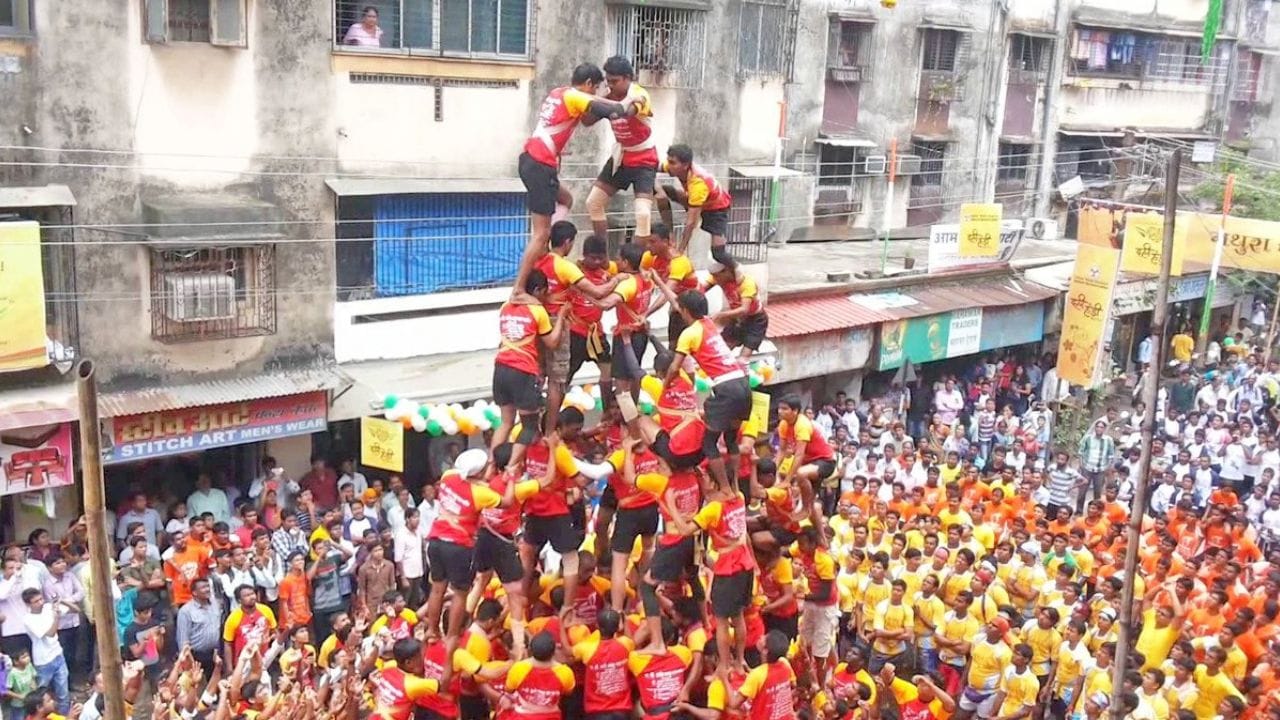 अचानक पडला बेशुद्ध अन् थोड्याच वेळात गोविंदाचा मृत्यू, आतापर्यंत 95 जखमी, दहीहंडी उत्सवाला गालबोट अचानक पडला बेशुद्ध अन् थोड्याच वेळात गोविंदाचा मृत्यू, आतापर्यंत 95 जखमी, दहीहंडी उत्सवाला गालबोट