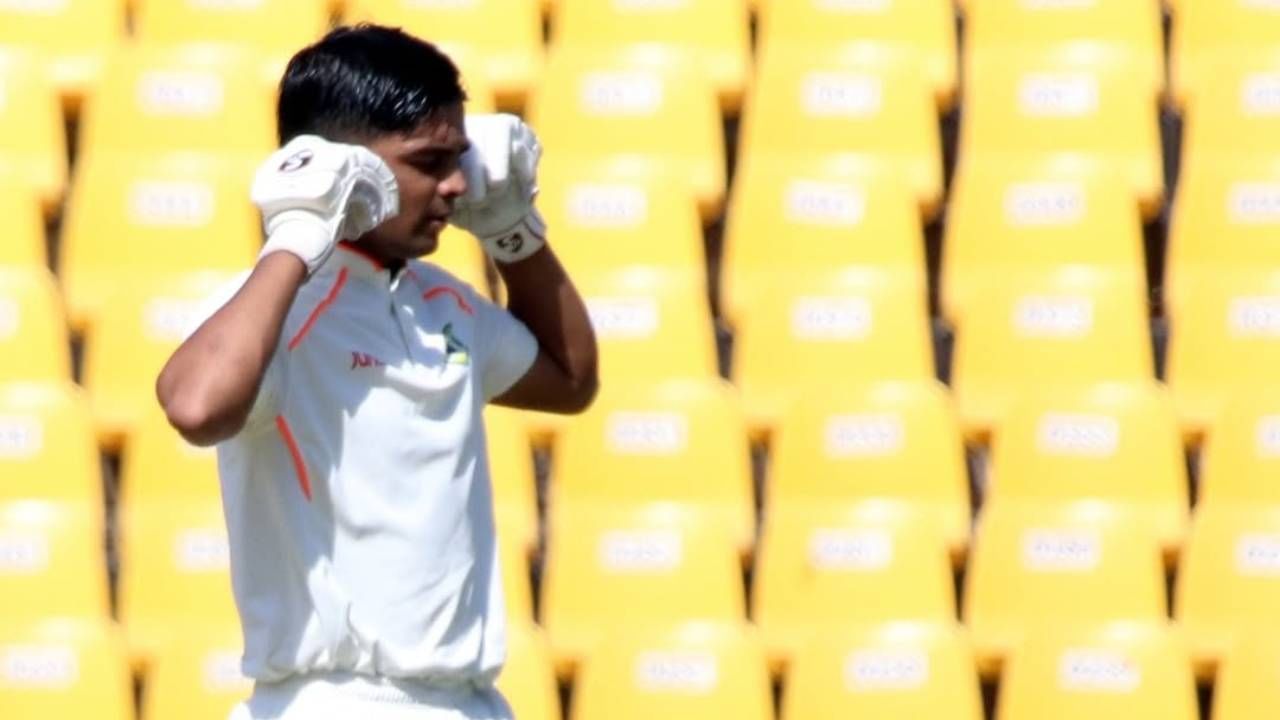 दानिश मालेवार 21 वर्षांचा असून रणजी ट्रॉफीच्या गेल्या पर्वात प्रथम श्रेणी क्रिकेटमध्ये पदार्पण केले होते. दानिशने पहिल्या रणजी हंगामात 9 सामन्यांमध्ये 2 शतके आणि 6 अर्धशतकांच्या मदतीने 783 धावा केल्या. दानिशने विदर्भ प्रो लीगमध्येही शानदार फलंदाजी केली. (फोटो- Danish Instagram)