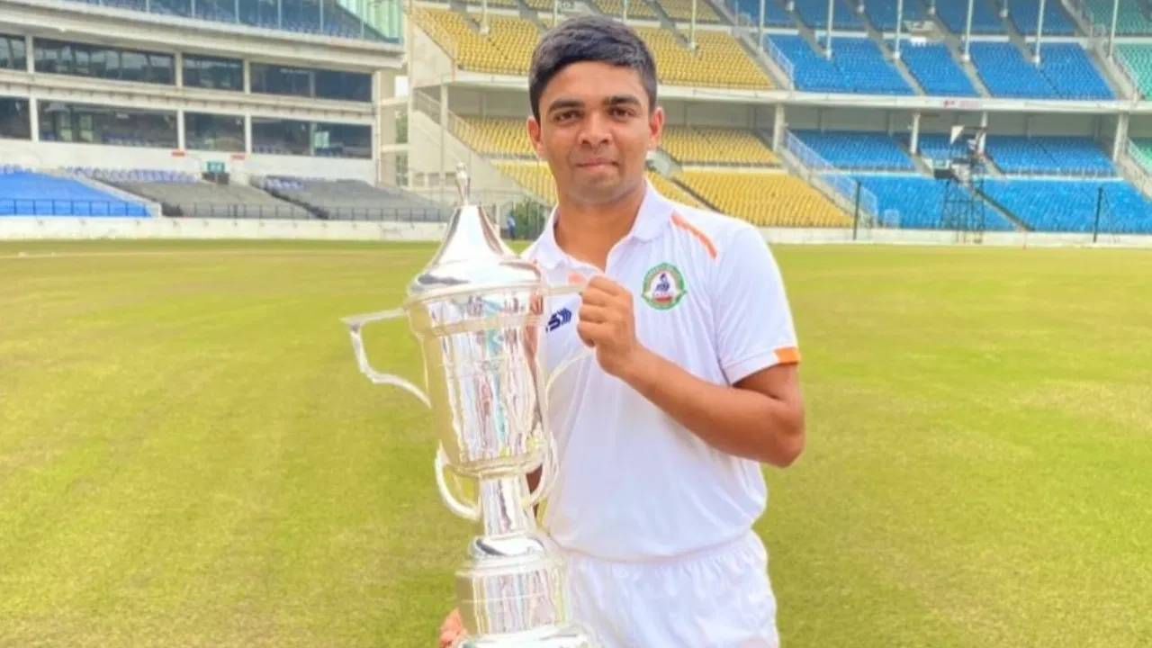 दुलीप ट्रॉफीमध्ये पदार्पणाच्या सामन्यात द्विशतक झळकावणारा दानिश हा विदर्भाचा पहिला खेळाडू आहे. दुलीप ट्रॉफीमध्ये फक्त चार फलंदाजांनी द्विशतक झळकावले आहे. यात यशस्वी जयस्वाल, बाबा अपराजित, बाबा इंद्रजीत यांचा समावेश आहे. (फोटो- Danish Instagram)