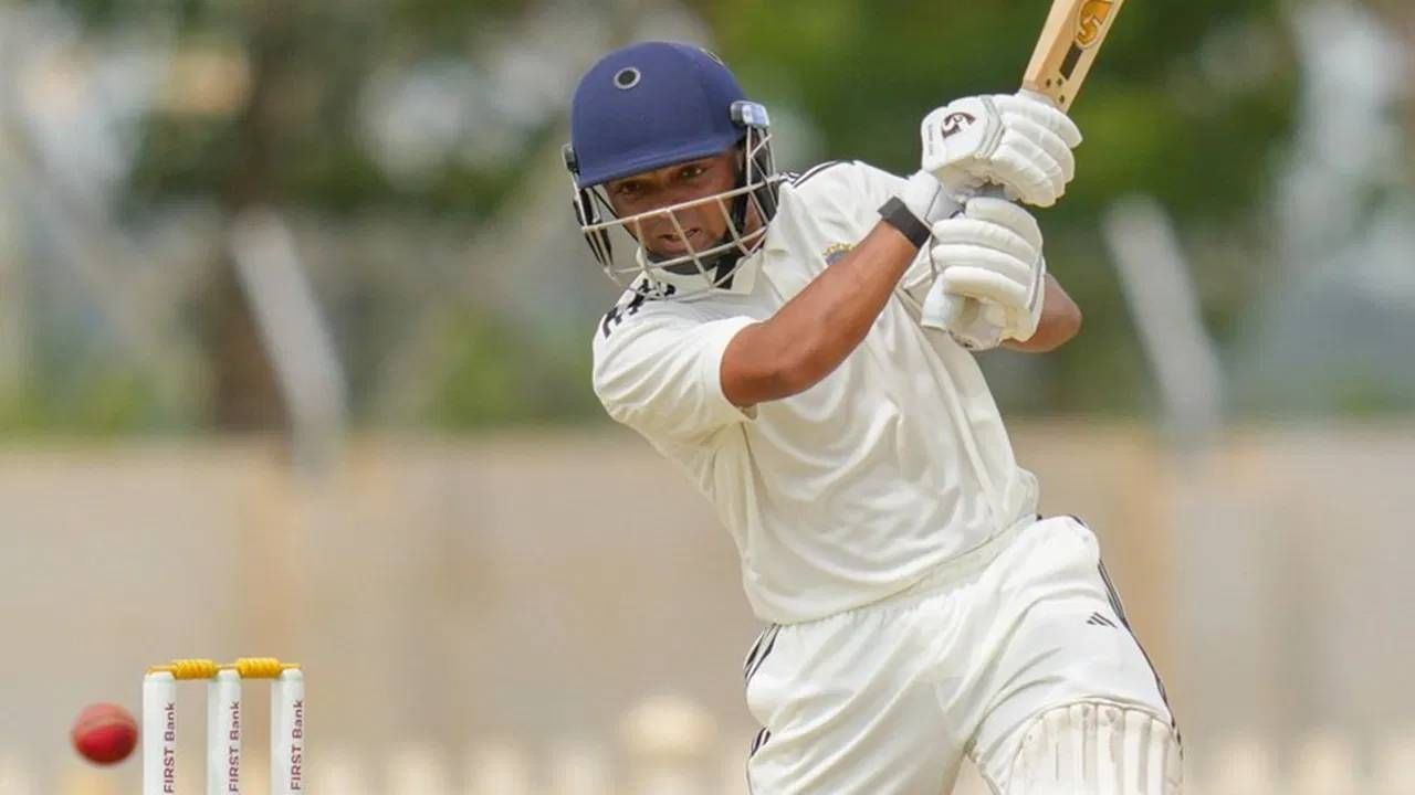 दुलीप ट्रॉफी 2025 स्पर्धेत सेंट्रल झोनचा सामना नॉर्थ ईस्ट झोनशी होत आहे. सेंट्रल झोनकडून खेळताना 21 वर्षीय दानिश मालेवारने नॉर्थ ईस्टच्या गोलंदाजांना सळो की पळो करून सोडलं. त्याने पदार्पणाच्या सामन्यातच छाप पाडली आहे. (फोटो- PTI)