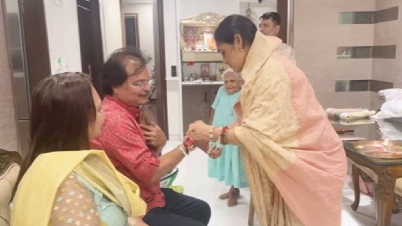 रक्षाबंधननिमित्त दिशा तिच्या दोन्ही मुलींसोबत असित कुमार मोदी यांच्या घरी त्यांना राखी बांधायला पोहोचली होती. याचा व्हिडीओ खुद्द असित मोदी यांनी सोशल मीडियावर पोस्ट केला आहे. दयाबेनला पाहून नेटकरीही खूप खुश झाले आहेत.