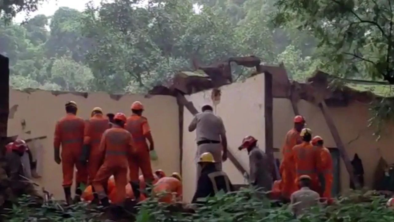 दिल्लीमध्ये मोठी दुर्घटना, हुमायूच्या मकबऱ्याजवळ मोठी भिंत कोसळली, 5 जणांचा मृत्यू, अनेकजण ढिगाऱ्याखाली अडकले दिल्लीमध्ये मोठी दुर्घटना, हुमायूच्या मकबऱ्याजवळ मोठी भिंत कोसळली, 5 जणांचा मृत्यू, अनेकजण ढिगाऱ्याखाली अडकले