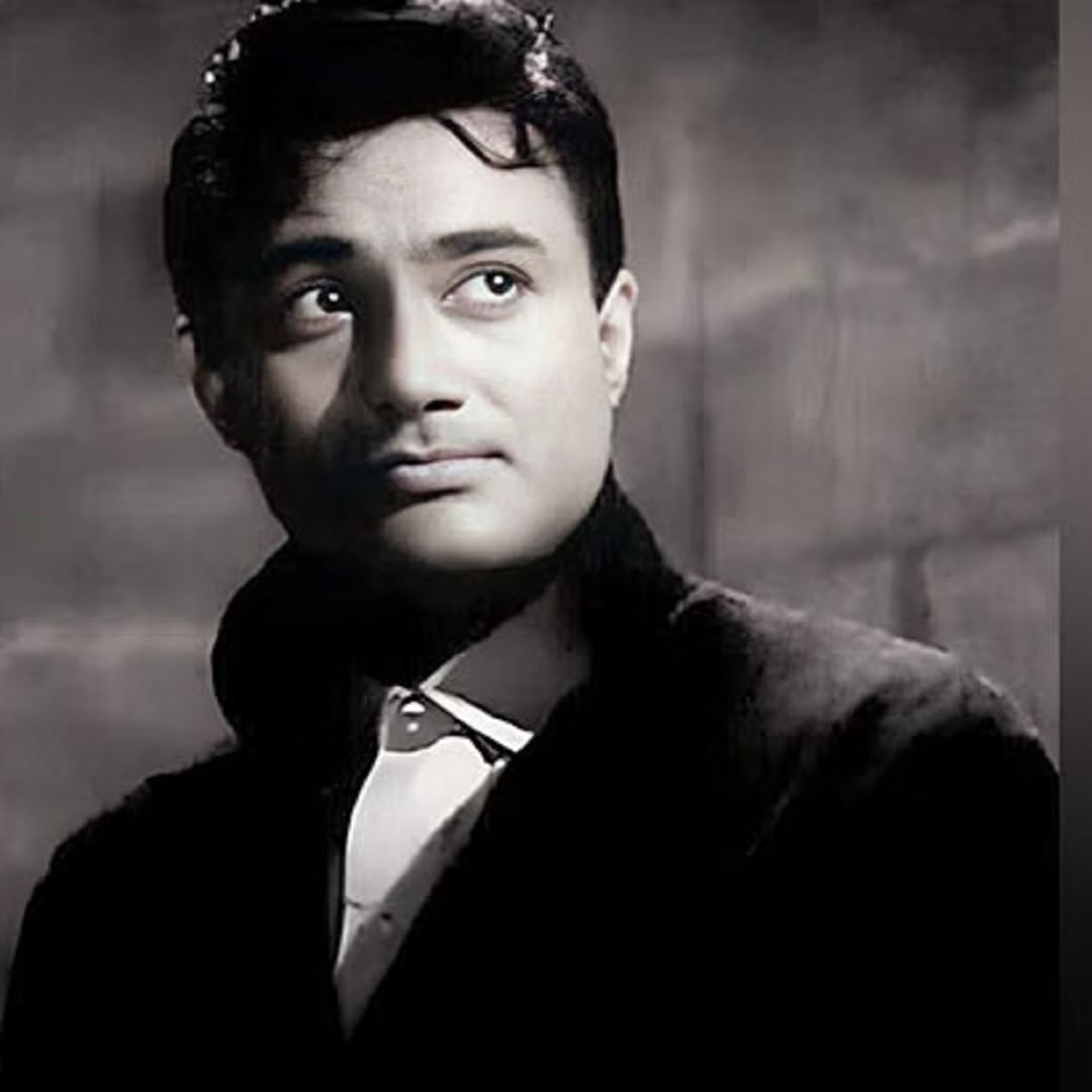 देव आनंद त्यांच्या खास शैलीसाठी ओळखले जातात. त्यावेळी मुलींमध्ये देव आनंद यांचे खूप क्रेझ होते. आजही लोक त्यांच्या शैलीची नक्कल करण्याचा प्रयत्न करतात. देव आनंद एक सदाबहार अभिनेते होते आणि ते एक सक्षम दिग्दर्शक देखील होते. त्यांनी त्यांच्या कारकिर्दीत अनेक नवीन स्टार्सना लाँच केलं. परंतु त्यांच्या प्रशंसनीय कामासाठी त्यांना राष्ट्रीय पुरस्कार मिळाला नाही. 