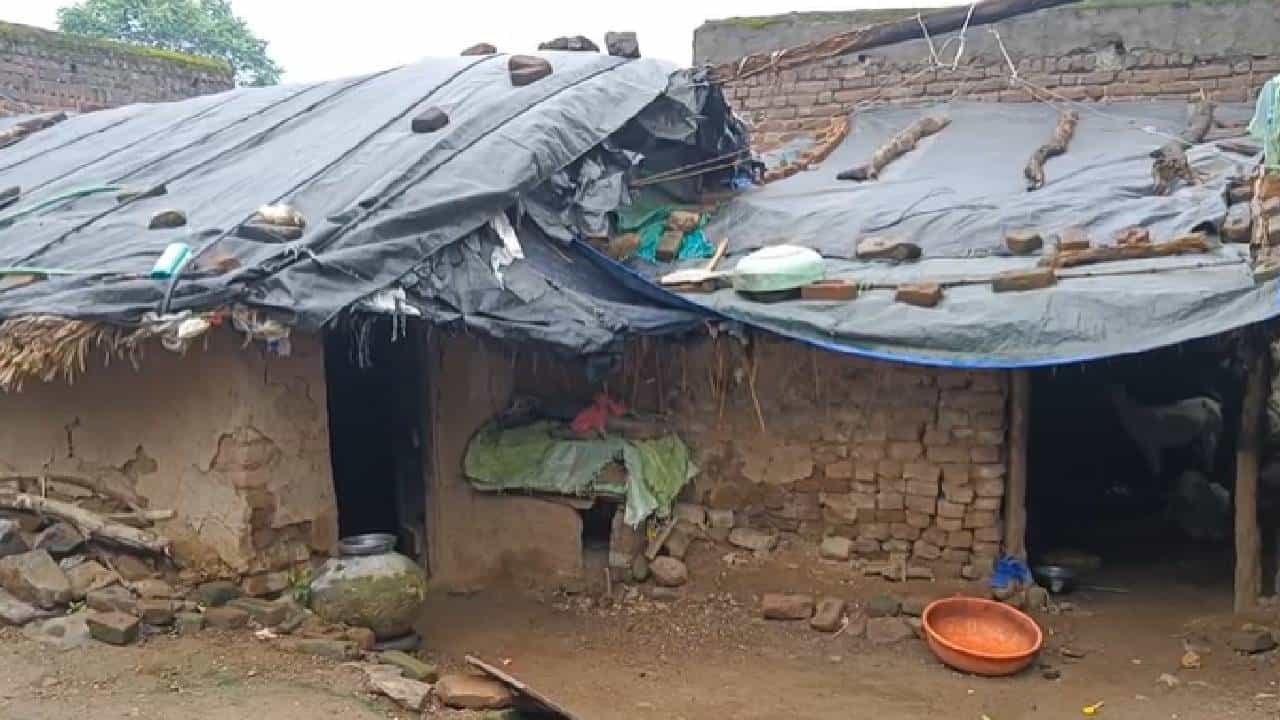 धुळे जिल्ह्यात शिरपूर तालुक्यात महावितरण विभागाचा धक्कादायक प्रकार उघडकीस आला आहे.झोपडीत राहणाऱ्या 70 वर्षीय आदिवासी वृध्द महिलेला चक्क 83 हजारांच लाईटबील महावितरण विभागाने दिले आहे.