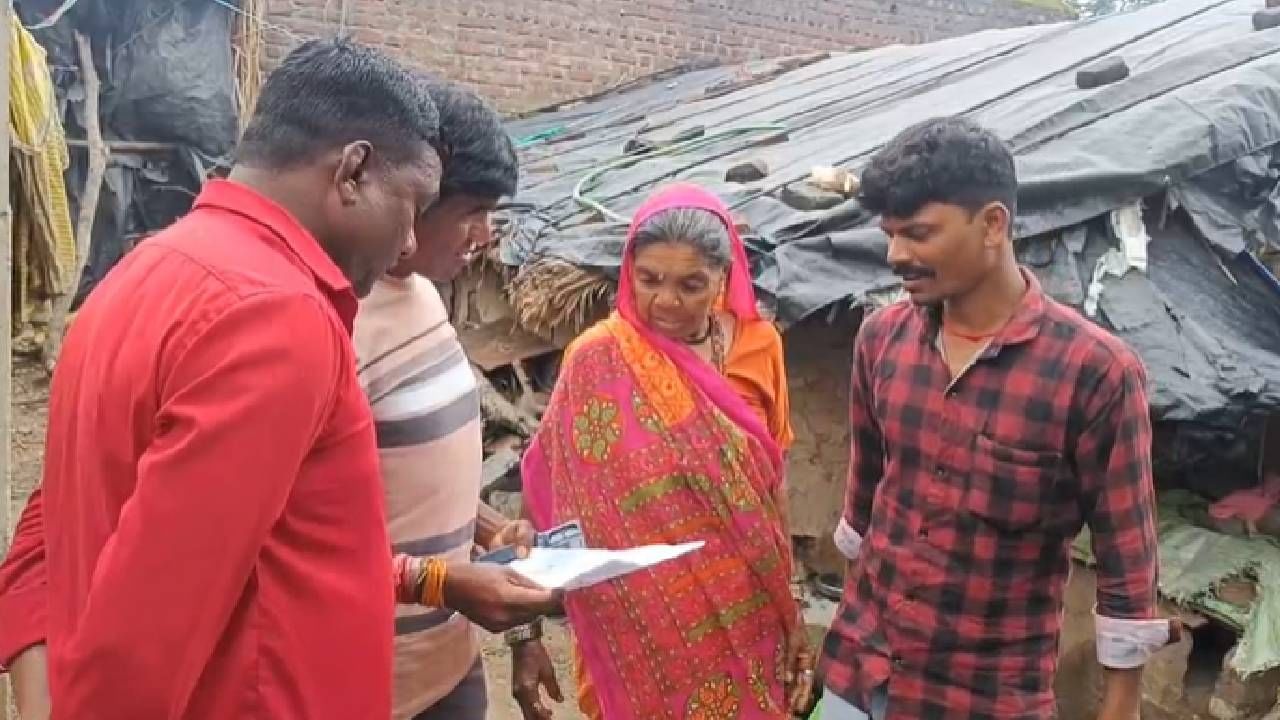 या खळबळजनक घटनेमुळे महावितरण विभागाचा भोंगळ कारभार चव्हाट्यावर आला आहे. शिरपूर तालुक्यातील लौकीक गावात इंदूबाई हिरालाल भील या विधवा वृध्द महिला या आपल्या मुलगा सुन व नातू सोबत झोपडीत राहतात. घरात फक्त एक लाईट आणि एक फॅन असतांना वृध्द आजीबाईल तब्बल ८३ हजारांची लाईट बिल आलं आहे.