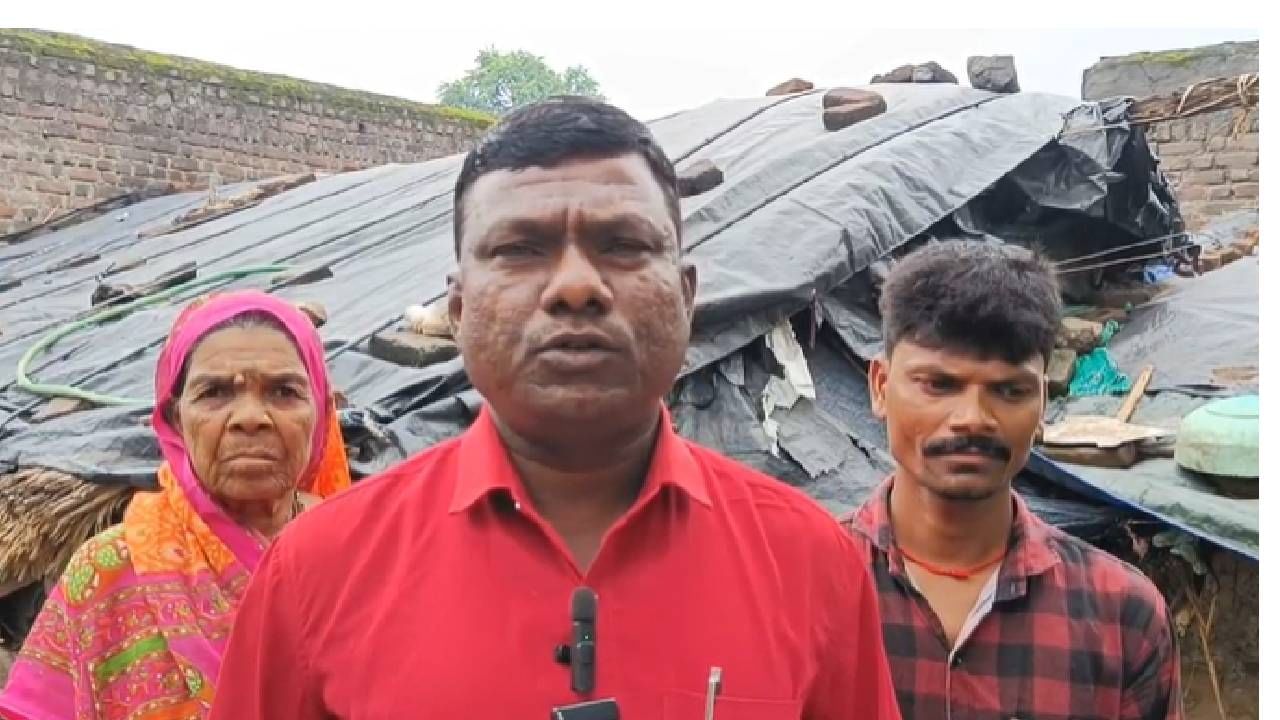 शिरपूर तालुक्यातील लौकी गावातील झोपडीत एक फॅन आणि एक लाईट असलेल्या आदिवासी कुटुंबाला 83 हजारांच लाईटबील देऊन चांगलाच शॉक दिला आहे.