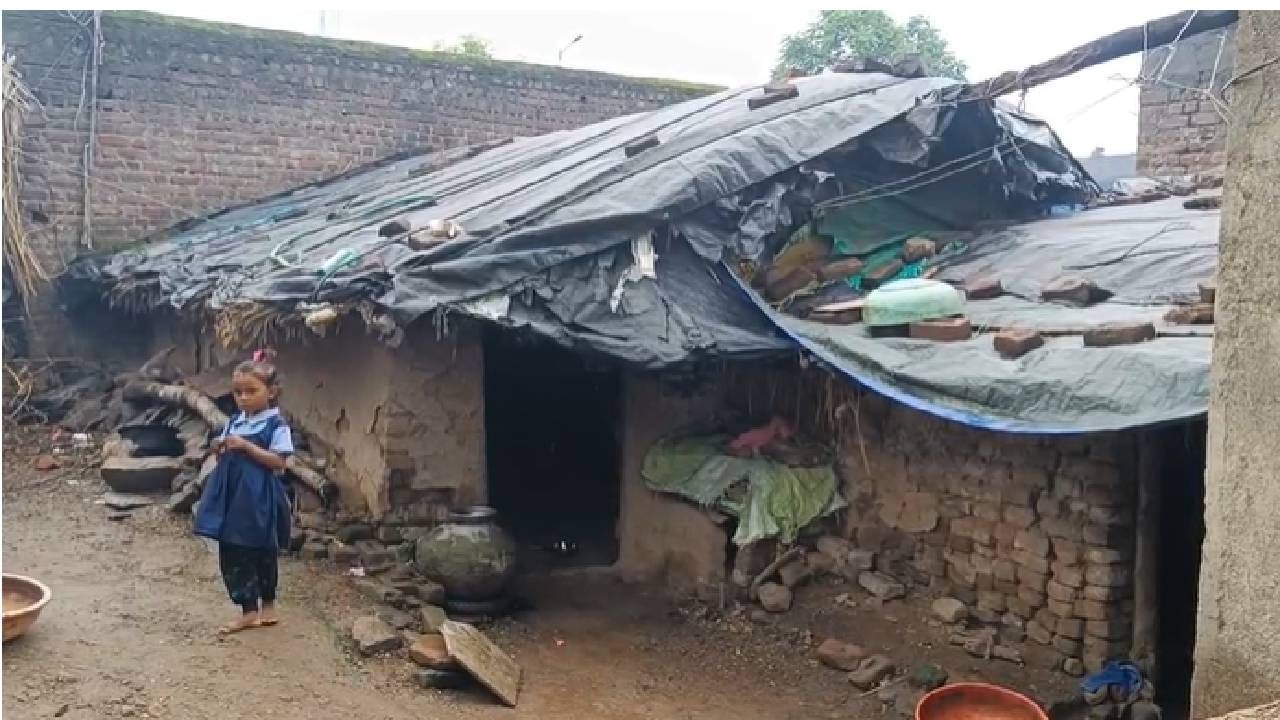  लाईट आणि एक फॅन असलेल्या एका झोपडीत तब्बल ८३ हजारांच लाईट बिल ८३ हजारांची लाईट बिल मुळे महावितरण विभागाचा ढिसाळ कारभार उघड झाला आहे. बिल कमी करून मिळावं अशी मागणी या कुटुंबांनी केली आहे.