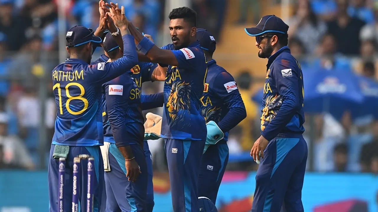 ZIM vs SL : दिलशान मधुशंकाने शेवटच्या ओव्हरमध्ये हॅटट्रिक घेत मॅच फिरवली, झिंबाब्वेवर 7 धावांनी मात, श्रीलंकेची विजयी सुरुवात ZIM vs SL : दिलशान मधुशंकाने शेवटच्या ओव्हरमध्ये हॅटट्रिक घेत मॅच फिरवली, झिंबाब्वेवर 7 धावांनी मात, श्रीलंकेची विजयी सुरुवात