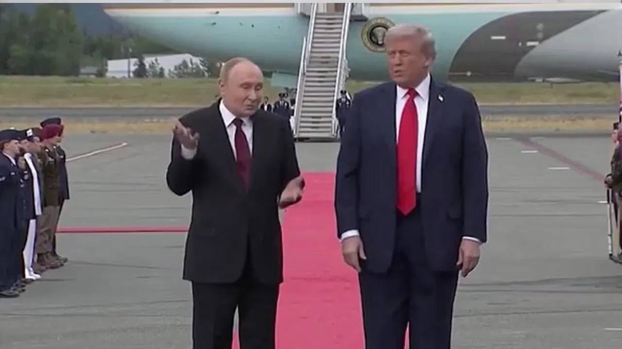 या वर्षाच्या अखेरपर्यंत भारतात iPhone च उत्पादन सहाकोटी युनिटपर्यंत वाढवण्याची Apple ने आधीच घोषणा केली आहे. मागच्यावर्षी कंपनीने 3.5 ते 4 कोटी Iphone इथे बनवलेले. आता तीच संख्या वाढवून 6 कोटी करण्याची योजना आहे. 