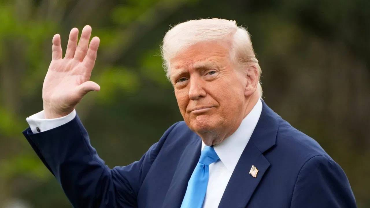 Donald Trump Tariff War : भारतावर दादागिरी करणाऱ्या ट्रम्पना अखेर या देशासमोर झुकावं लागलं, एग्जीक्यूटिव ऑर्डरवर स्वाक्षरी