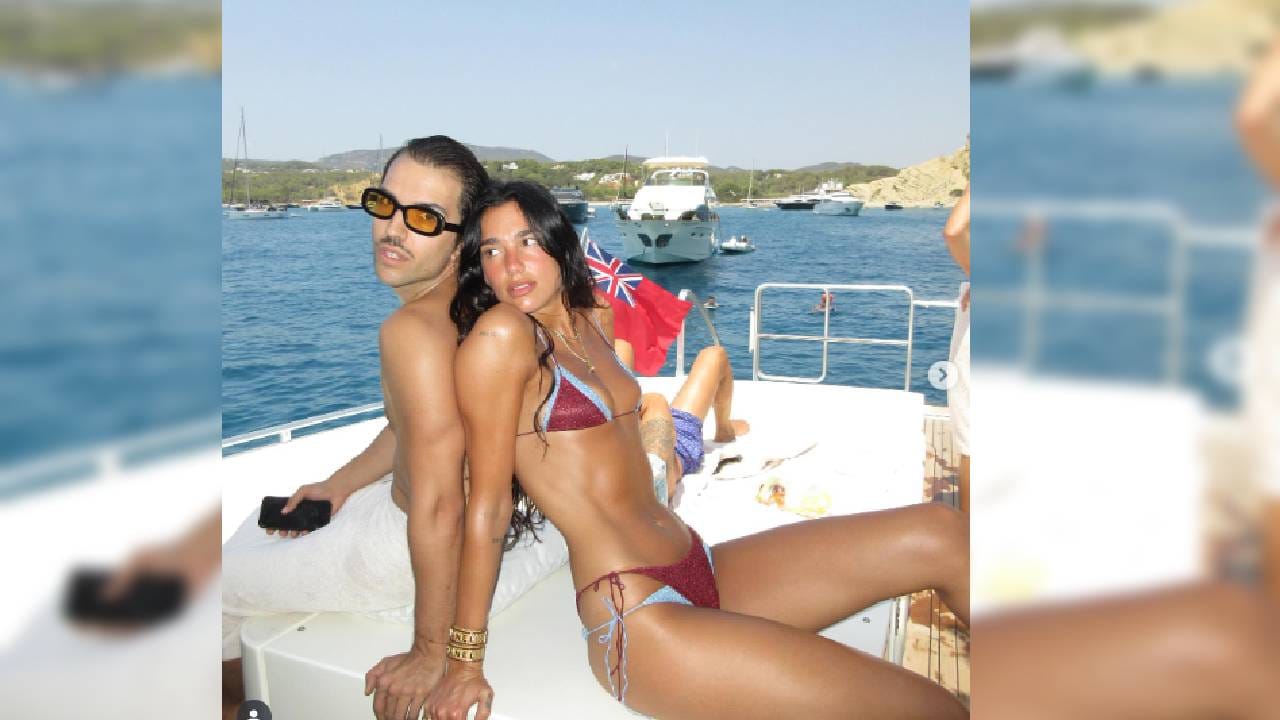 दुआ लिपाने Oséree Swimwear चा एक खास पीस निवडला होता, जो त्याच्या चमकदार आणि स्टेटमेंट बनवणाऱ्या डिझाइन्ससाठी ओळखला जातो. तिने Lumière Bicolour Double Kini परिधान केली होती, जी क्रिस्टल आणि बरगंडी शेड्समध्ये होती.