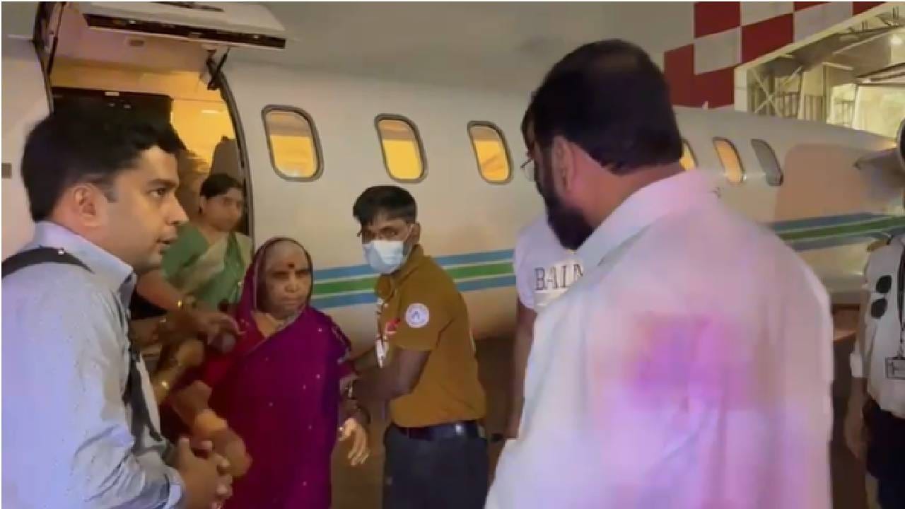 मुंबई येथे येताच शिंदे यांनी स्वतः विमानतळावर जाऊन त्यांची भेट घेतली, तसेच आस्थेने त्यांच्या प्रकृतीची विचारपूस केली. तसेच त्यांना तत्काळ मुंबईतील लीलावती रुग्णालयात दाखल करण्यास सांगितले. 