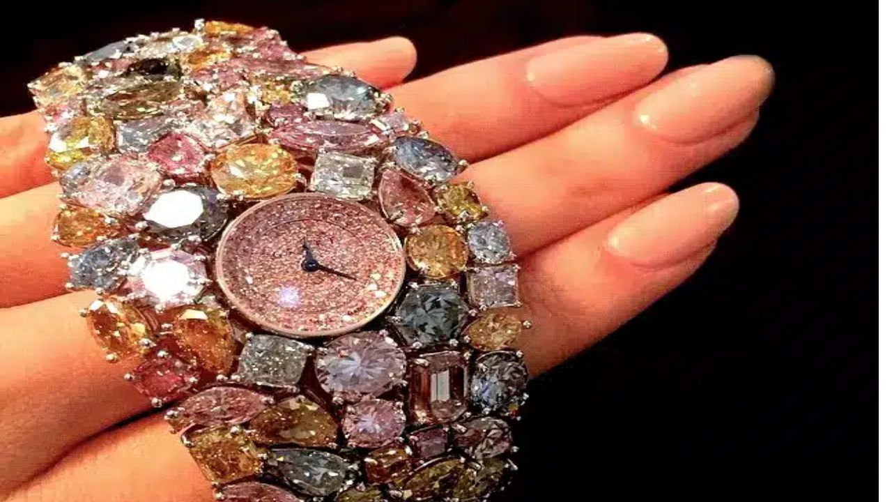 ग्राफ डायमंड्स​: या घड्याळाची किंमत अंदाजे 457 कोटी रुपये आहे. त्यावर 110 कॅरेटचे दुर्मिळ रंगीत हिरे लावलेले आहेत. त्यामुळे हे जगातील सर्वात महागडे घ़ड्याळ आहे. 