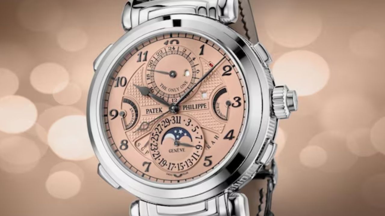 पाटेक फिलिप: हे घड्याळ सर्वात महागड्या घड्याळांपैकी एक आहे. याची किंमत अंदाजे 258 कोटी रुपये आहे. हे 18 कॅरेट सोन्यापासून बनलेले आहे.  