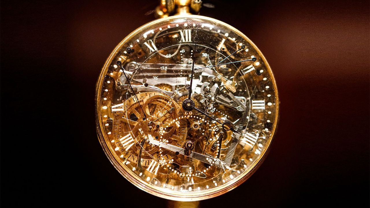 ब्रेगेट मेरी अँटोइनेट: हे ब्रेगेट घड्याळ "मेरी अँटोइनेट" म्हणून प्रसिद्ध आहे. याची किंमत 248 कोटी रुपये आहे. हे घड्याळ 18 व्या शतकात फ्रान्सच्या राणीसाठी डिझाइन करण्यात आले होते. 