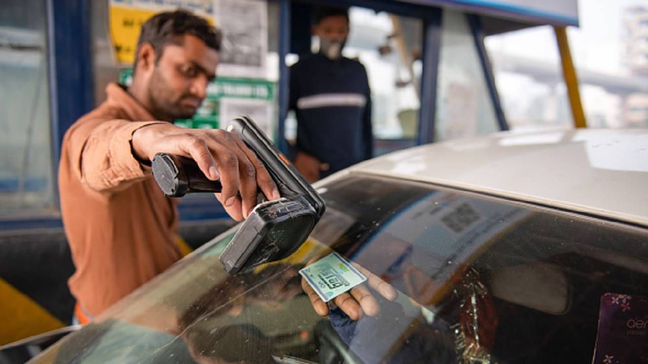 फास्टॅग वार्षिक पास फक्त कार, जीप किंवा व्हॅनसारक्या खाजगी वाहनांवर लागू असेल. यात व्यावसायिक वाहनांचा समावेश नाही. वार्षिक पाससाठी वापरकर्त्यांना वेगळा फास्टॅग खरेदी करण्याची आवश्यकता नाही. ते सध्याच्या फास्टॅगवर तो सक्रिय करू शकतील. 

