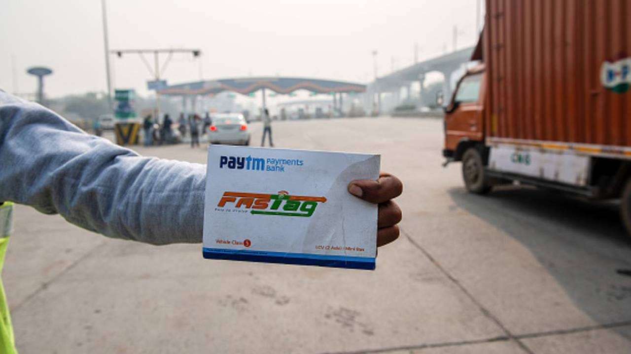 फास्टॅगच्या वार्षिक पासची वैधता संपूर्ण वर्षभर असेल. परंतु त्यावर 200 ट्रिप्सची मर्यादासुद्धा आहे. यापैकी जे आधी होईल, ते कालबाह्य होईल. दोन्ही बाजूंनी एक टोल क्रॉसिंग एकच ट्रिप मानली जाईल. तर एक राऊंड ट्रिप ही दोन ट्रिप म्हणून गणली जाईल. त्याचवेळी, बंद टोल प्लाझावर प्रवेश आणि निर्गमनसाठी एक ट्रिप म्हणून गणलं जाईल. 
