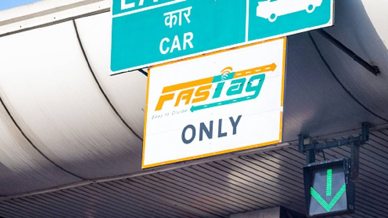 फास्टॅगच्या वार्षिक पास अंतर्गत, खाजगी कार चालकांना राष्ट्रीय महामार्ग आणि राष्ट्रीय द्रुतगती महामार्गांवरील टोलनाके कोणत्याही अतिरिक्त शुल्काशिवाय ओलांडता येणार आहेत. या पासची किंमत तीन हजार रुपये आहे. हा पास फक्त Rajmargyatra Mobile App आणि NHAI पोर्टलवर जाऊन अॅक्टिवेट करता येऊ शकतो. 
