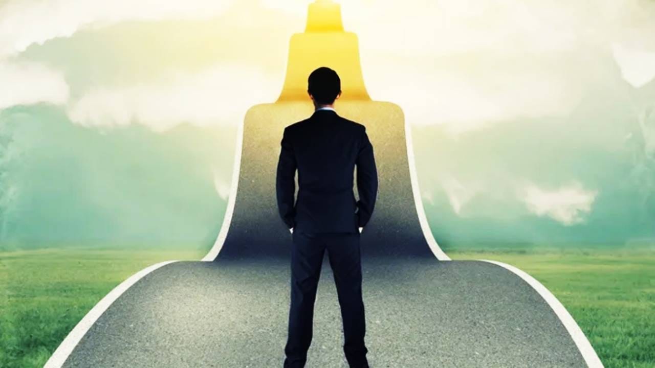 तुम्ही नेहमी ऐकलं असेल की भाग्यात जे लिहिलेले आहे, ते बदलता येत नाही. कर्माची फळं भोगावी लागतात. पण भाग्य बदलता येते का? असा प्रश्न अनेकांच्या मनात येतो. चांगले कर्म करून भाग्य बदलते का? 