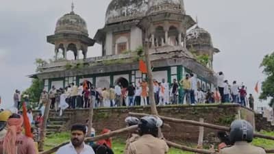 Fatehpur Tomb : फतेहपूर मकबऱ्याचा वाद पेटला, हिंदू संघटनांची आतमध्ये घुसून मजारीवर तोडफोड